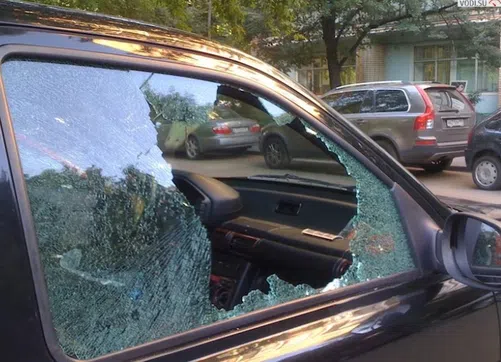 Разбили стекло в машине: как действовать и кто возместит ущерб